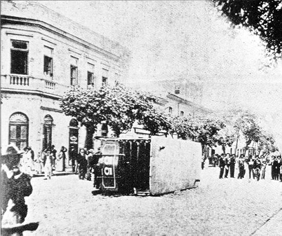 Bonde tombado na Pra�a da Rep�blica, no R.Janeiro. Foto da 'Revista da Semana' de 27/11/1904, da Biblioteca Nacional do Rio de Janeiro