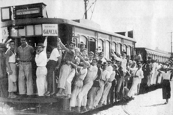 Fazer o percurso agarrado ao estribo era uma habilidade da qual os homens se orgulhavam (Foto: Jos� Dias Herrera/arquivo particular)