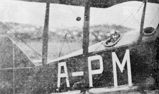 An�sia Pinheiro Machado em seu avi�o, na Revolu��o de 1924, quando jogou rosas no 'Minas Gerais' (foto: Revista da Semana', 1/1940)