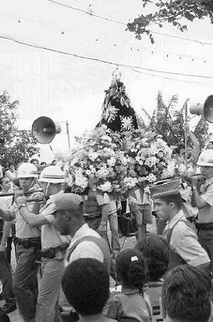 Prociss�o leva a imagem do Monte Serrat para a Catedral, em 26/8/2002 (Foto: Rog�rio Bomfim/Decom-PMS)
