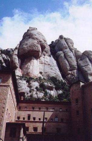Mosteiro junto ao Montserrat, na Catalunha, Espanha