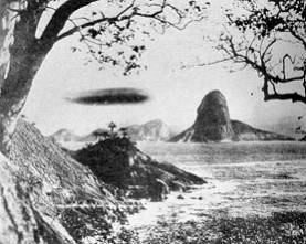 O 'Conde Zepellin' sobrevoa a Ba�a de Guanabara (foto do livro '100 Anos de Rep�blica', vol. III, 1989, Ed.Nova Cultural, S�o Paulo)