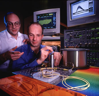 Wayne Knox e Martin Nuss, do Bell Labs, mostram como transmitir 206 canais de informao em um feixe de laser