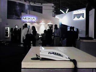 Novos telefones Siemens, e o estande da Nokia