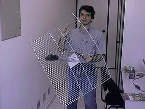 Paulo mostra um dos modelos de antena utilizados no sistema