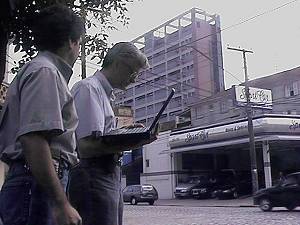 Teste de rua, para Novo Mil�nio: a antena transmissora est� no alto do pr�dio ao fundo, onde se situa a Omnicom