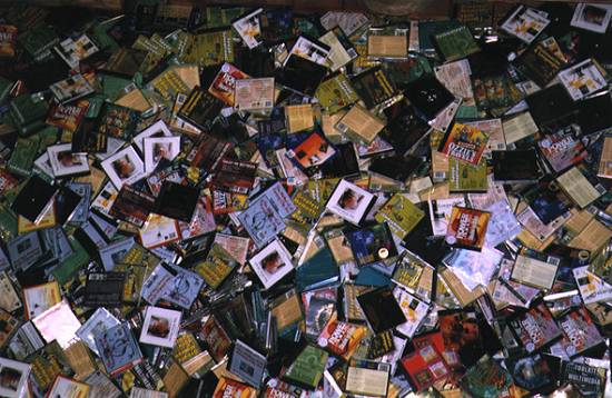Destrui��o dos CDs piratas, no dia 18/4