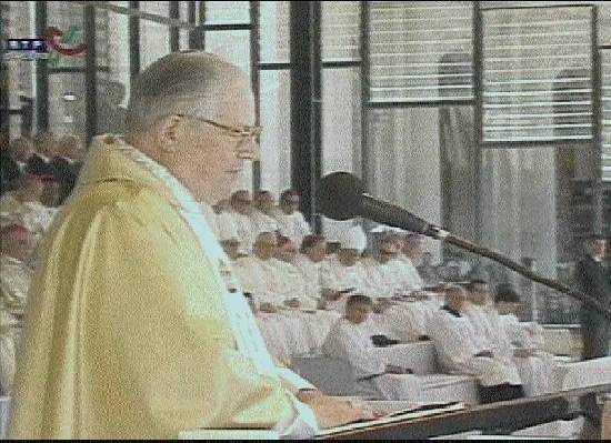 O cardeal Sodano, ao ler a mensagem em Ftima, em imagem da Rdio e Televiso Portuguesa