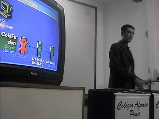 Paulo demonstra, no monitor, como o Cold Fusion trata um servidor com problemas
