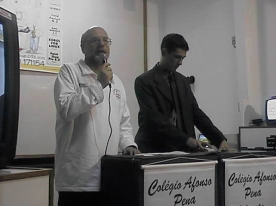 O diretor do Afonso Pena, Cl�udio de Carvalho, fez a apresenta��o do palestrante