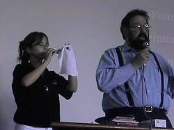 Min�sculos chips como este e c�meras, que chegar�o ao tamanho de um gr�o de poeira...