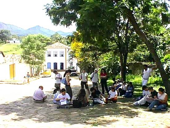 Alunos do grupo desenham detalhes arquitet�nicos que percebem nessa viagem