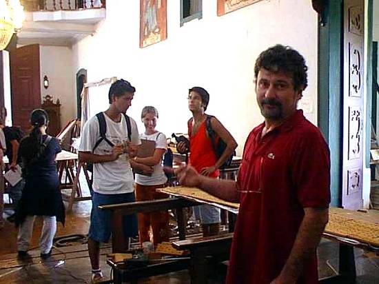 O restaurador Adriano Reis Ramos explicou aos alunos o processo de restaurao.