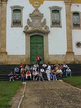 O grupo, reunido defronte � Igreja S�o Francisco de Assis