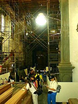 Alunos desenhando, na Igreja Nossa Senhora do Carmo