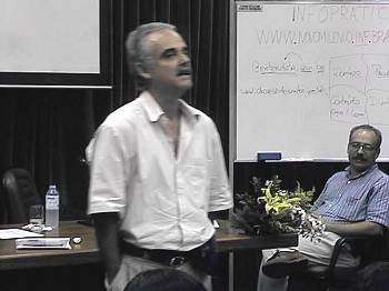O prof. Cordella, detalhando o projeto Internet Cidad�