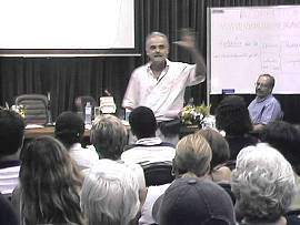 O prof. Cordella, detalhando o projeto Internet Cidad�