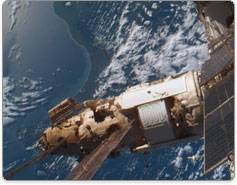 A esta��o Mir em �rbita, vista de outra nave espacial, tendo ao fundo a superf�cie terrestre