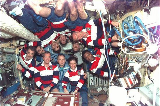 Tripulantes a bordo da esta��o espacial Mir