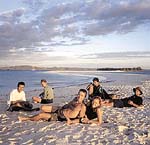 Turistas em praia de Madagascar, onde o eclipse poder� ser avistado de forma plena.