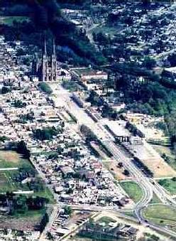 A pequena Luj�n, onde vive o macaco especialista em Bolsa de Valores...