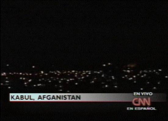 Imagem da TV CNN em espanhol s 18h58: ataque areo de origem desconhecida na capital do Afeganisto, Kabul