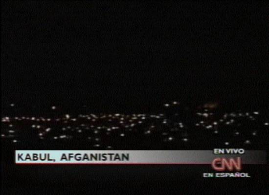 Imagem da TV CNN em espanhol �s 18h58: ataque a�reo de origem desconhecida na capital do Afeganist�o, Kabul