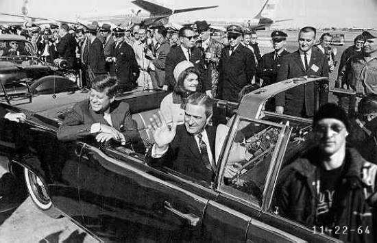 No atentado que resultou na morte do presidente John F. Kennedy em Dallas, Texas/EUA em 1964...