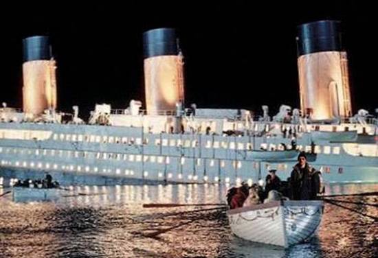 ...num bote que deixava o clebre navio sinistrado 'Titanic'...