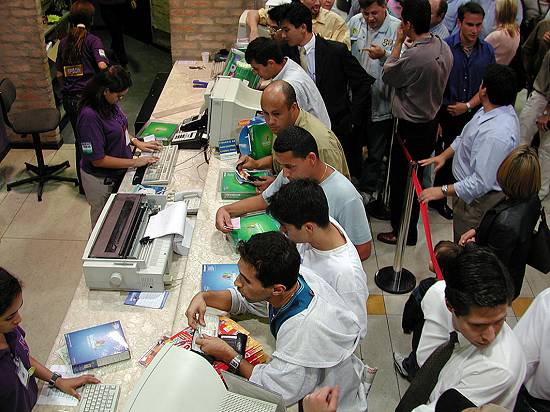 Movimenta��o da loja PlugUse paulistana, no lan�amento do Windows XP