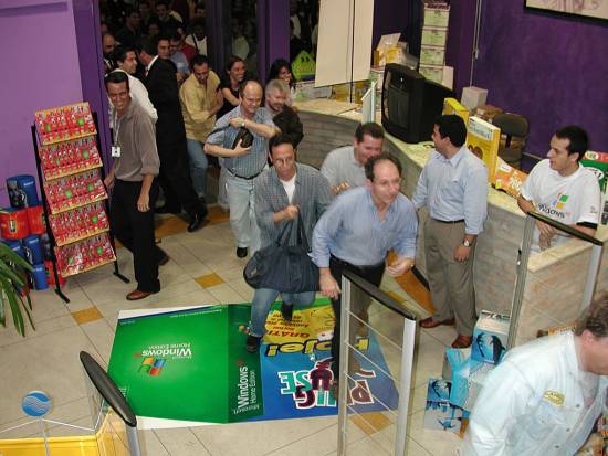 Movimenta��o da loja PlugUse paulistana, no lan�amento do Windows XP