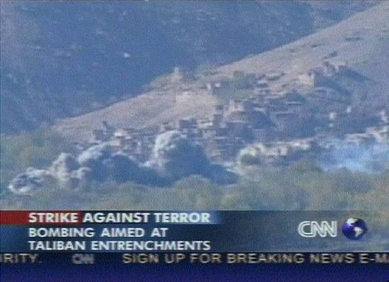 Bombardeio estadunidense em Kandahar, Afeganisto - Captura de imagem - TV CNN em ingls/EUA - 4/11/2001 - 11h58