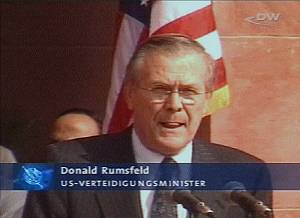 Secretrio de Defesa dos EUA, Donald Rumsfeld, em New Delhi/ndia - Captura de tela da TV Deutschewelle/Alemanha em  5/11/2001 - 22h57