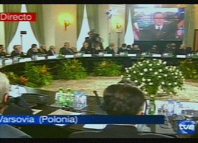 Presidente dos EUA em videoconferncia com lderes europeus reunidos em Varsvia. Captura de tela da TV Espanha em 4/11/2001 - 13h00