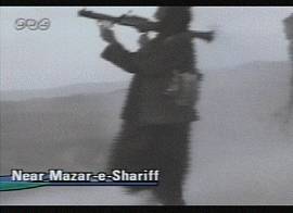 Soldado da Aliana do Norte, no Afeganisto. Captura de tela da TV NHK/Japo em 4/11/2001 - 14h00