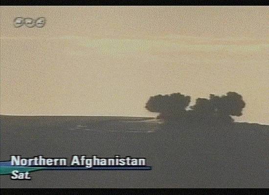 Bombardeio por avies dos EUA no Norte do Afeganisto. Captura de tela da TV NHK/Japo em  6/11/2001 - 10h43