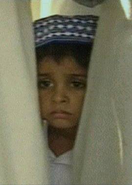 Menino afeg�o, durante fuga da fam�lia para o Paquist�o. Captura parcial de tela da TV CNN em ingl�s/EUA em 16/9/2001 - 23h52