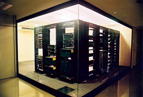 Laborat�rio pioneiro de telecomunica��es usa tecnologia de ponta no setor