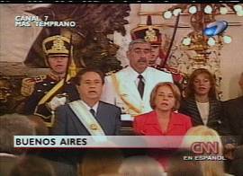 Duhalde entra...  (Captura de imagem: TV CNN-espanhol/EUA em 2/1/2002)