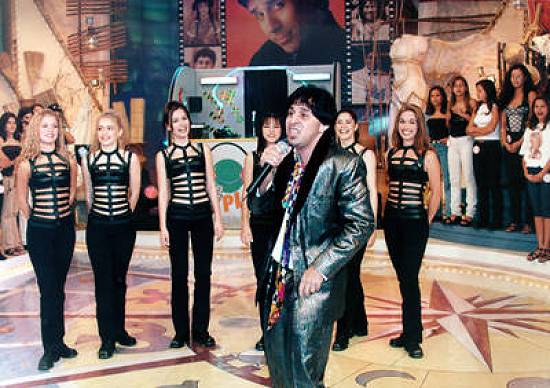 Tom se apresenta no programa de televis�o da Xuxa