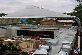 A casa � coberta por uma lona branca (imagem: site Globo.com)