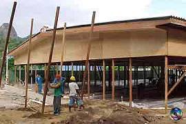 Oper�rios montam as paredes externas da casa (imagem: site Globo.com)