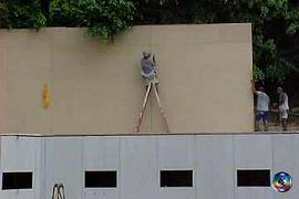 Oper�rios cercam a casa com 4 metros de plotagem que simular�o paisagens do Projac (imagem: site Globo.com)
