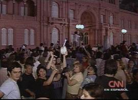 Cacerolazo defreonte  Casa Rosada, em Buenos Aires, em 20/12/2001 (Imagem: TV CNN-espanhol/EUA)