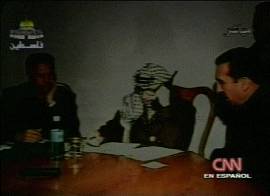 Yasser Arafat sitiado em Ramallah, sem luz, tenta contatos com lideranas internacionais. Imagem: TV Al-Jazeera/CNN em espanhol, 30/3/2002