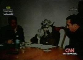 Yasser Arafat sitiado em Ramallah, sem luz, tenta contatos com lideran�as internacionais. Imagem: TV Al-Jazeera/CNN em espanhol, 30/3/2002