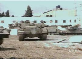 Tanques israelenses avanam na destruio do quartel-general de Yasser  Arafat em Ramallah. Imagem: Rede Globo de Televiso, 30/3/2002