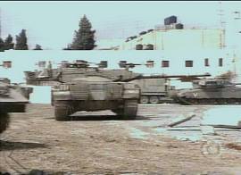 Tanques israelenses avan�am na destrui��o do quartel-general de Yasser  Arafat em Ramallah. Imagem: Rede Globo de Televis�o, 30/3/2002