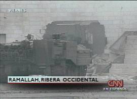 Tanques israelenses avan�am na destrui��o do quartel-general de Yasser  Arafat em Ramallah. Imagem: TV CNN em espanhol, 30/3/2002