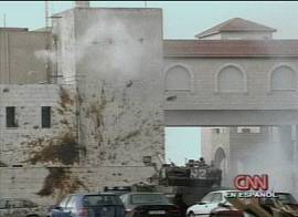 Tanques israelenses avanam na destruio do quartel-general de Yasser  Arafat em Ramallah. Imagem: TV CNN em espanhol, 30/3/2002